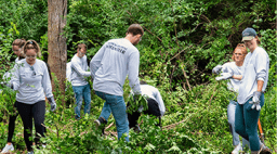 ǧɫ students clearing brush for a service project.
